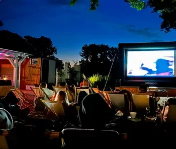 Kino plenerowe nad jeziorem podczas Wieczoru z Bareją w Dzikiej Ochli