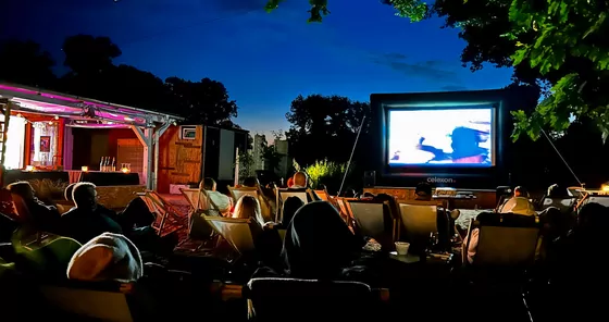Kino plenerowe nad jeziorem podczas Wieczoru z Bareją w Dzikiej Ochli